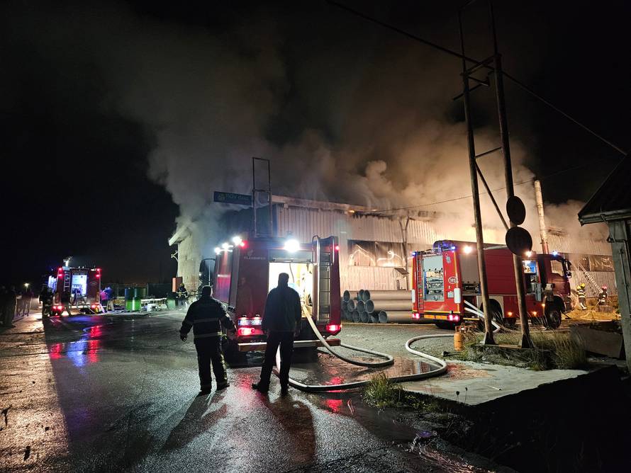 FOTO Izbio veliki požar u Ravnoj Gori: 'Nema spasa tvrtki, šteta je ogromna. Nema ozlijeđenih'