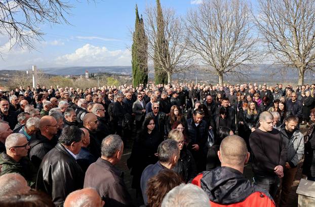 Zmijavci: Posljednji ispraća hrvatskog branitelja Željka Karoglana