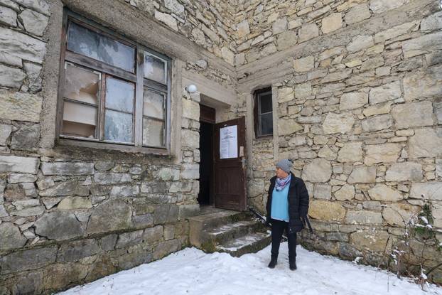 Škola u Željeznom Žumberačkom odavno se ne koristi, ali danas je otvorena zbog izbora