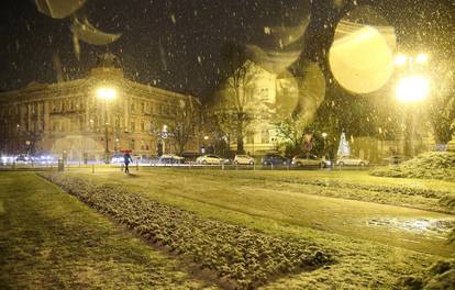 FOTO Snijeg je zabijelio i Zagreb