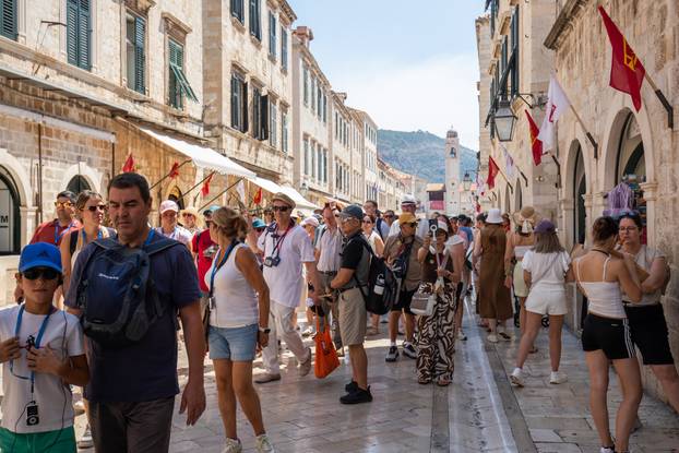 Dubrovnik pun turista unatoč toplinskom valu