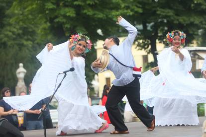 Skupine iz Slovačke i Paname zaplesale na Međunarodnom festivalu folklora u Karlovcu