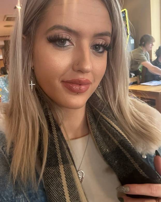 FOTO 'Ja sam pravi div': Dečka nosi u rukama, a zarađuje na dugim nogama i gaženjem jaja