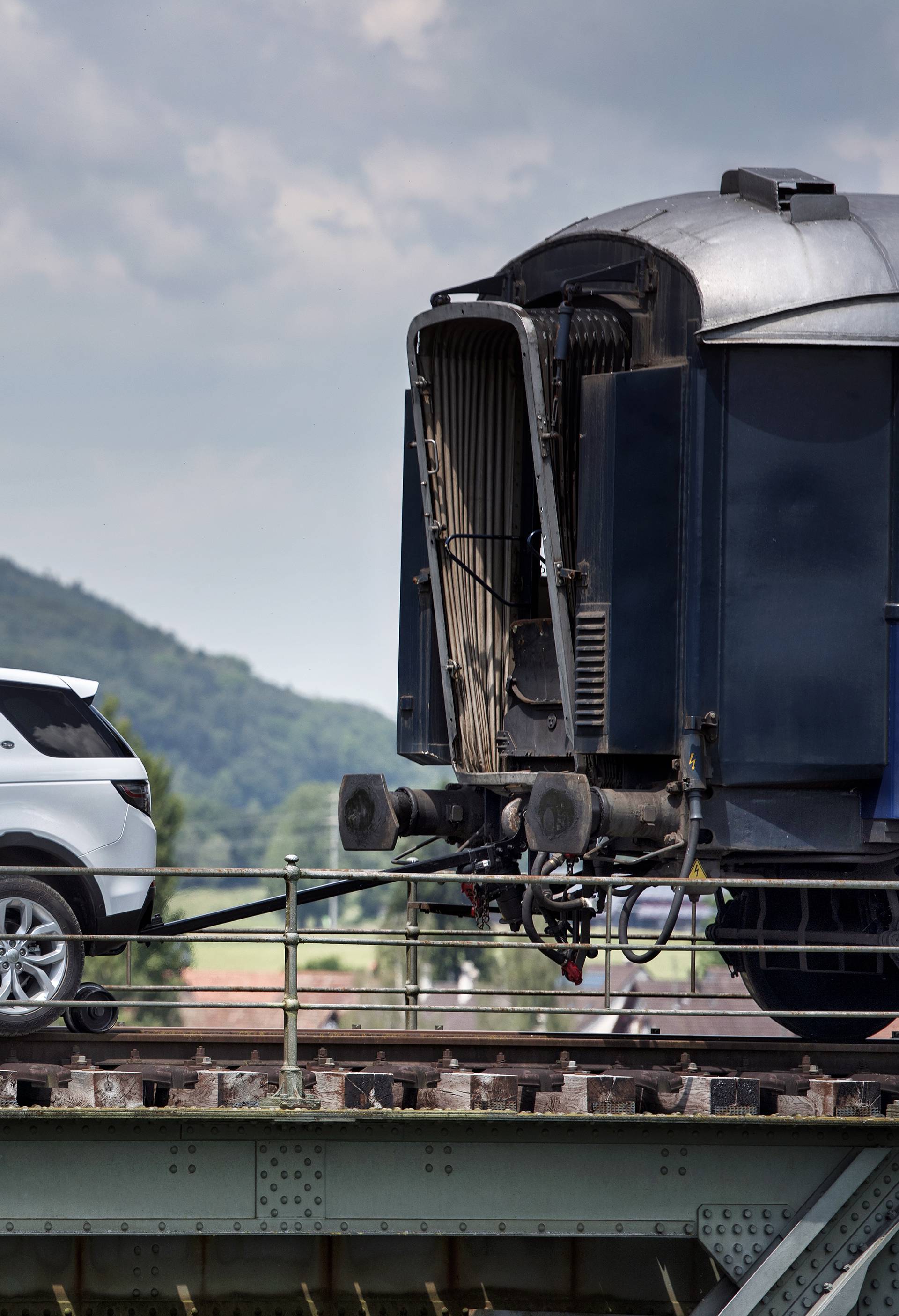 Snažan kao vlak: Land Rover vukao vagone teške 108 tona