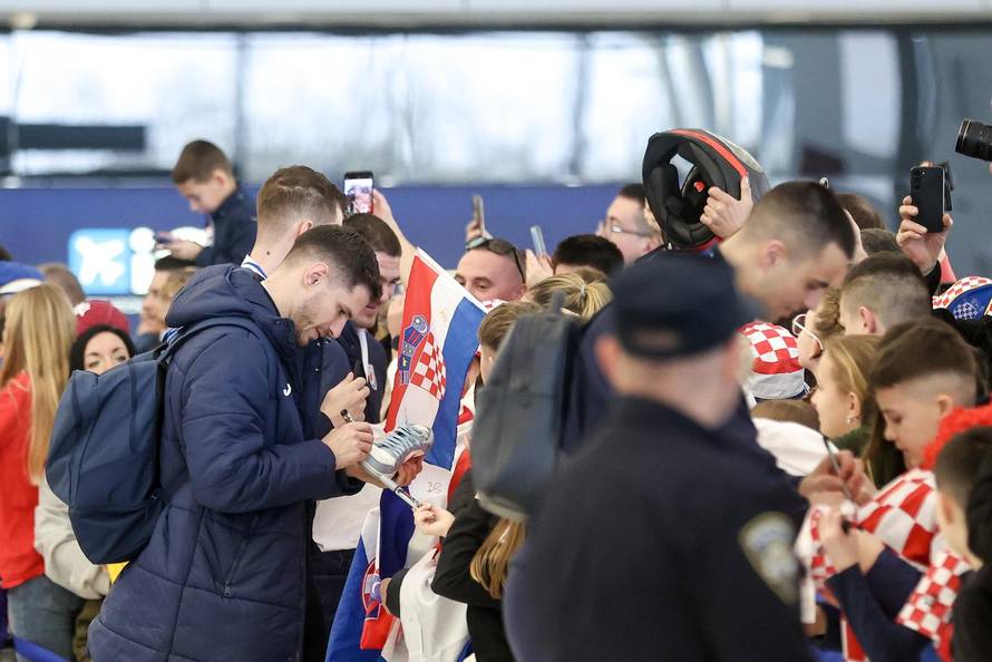 Zagreb: Rukometaši sletjeli u zračnu luku nakon osvojenog srebra na Svjetskom prvenstvu