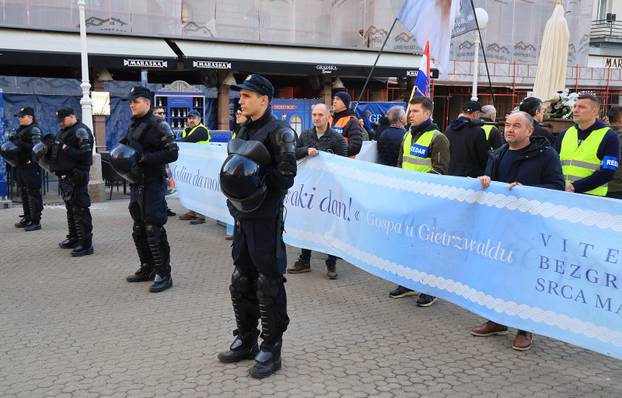 Zagreb: Muška molitva i popratni prosvjed na glavnom gradskom trgu