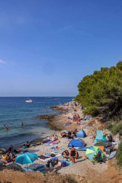 FOTO Lude akrobacije na plaži u Puli: Kupači 'lete' sa stijena, evo kako se bježi od vrućina...