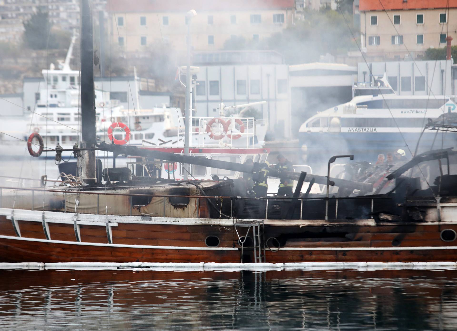 Šibenik: Izbio požar na turističkom jedrenjaku, očevid u tijeku