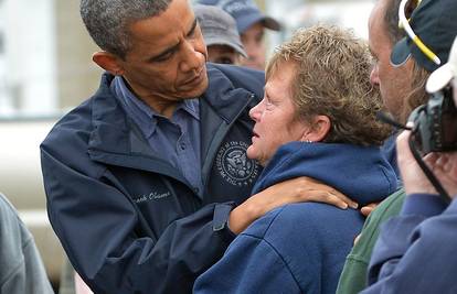Obama tješio stradale u oluji Sandy, otkazana Noć vještica