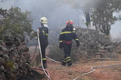 FOTO Teška noć na terenu u Zatonu: Vatrogasci i dalje gase, požar se vidi sve do Primoštena