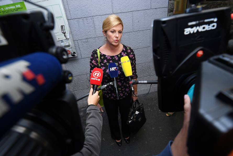 Zagreb: Predsjednica daje izjavu za medije nakon obrane nacrta doktorske teze na FPZg-u