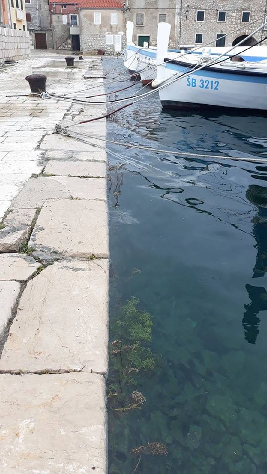 Hvar odsječen od kopna, valovi potapaju rive po cijeloj obali!