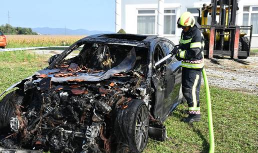 FOTO Izgorjeli skupocjeni auti kraj Požege: Viličarima ih iznosili da spriječe katastrofu
