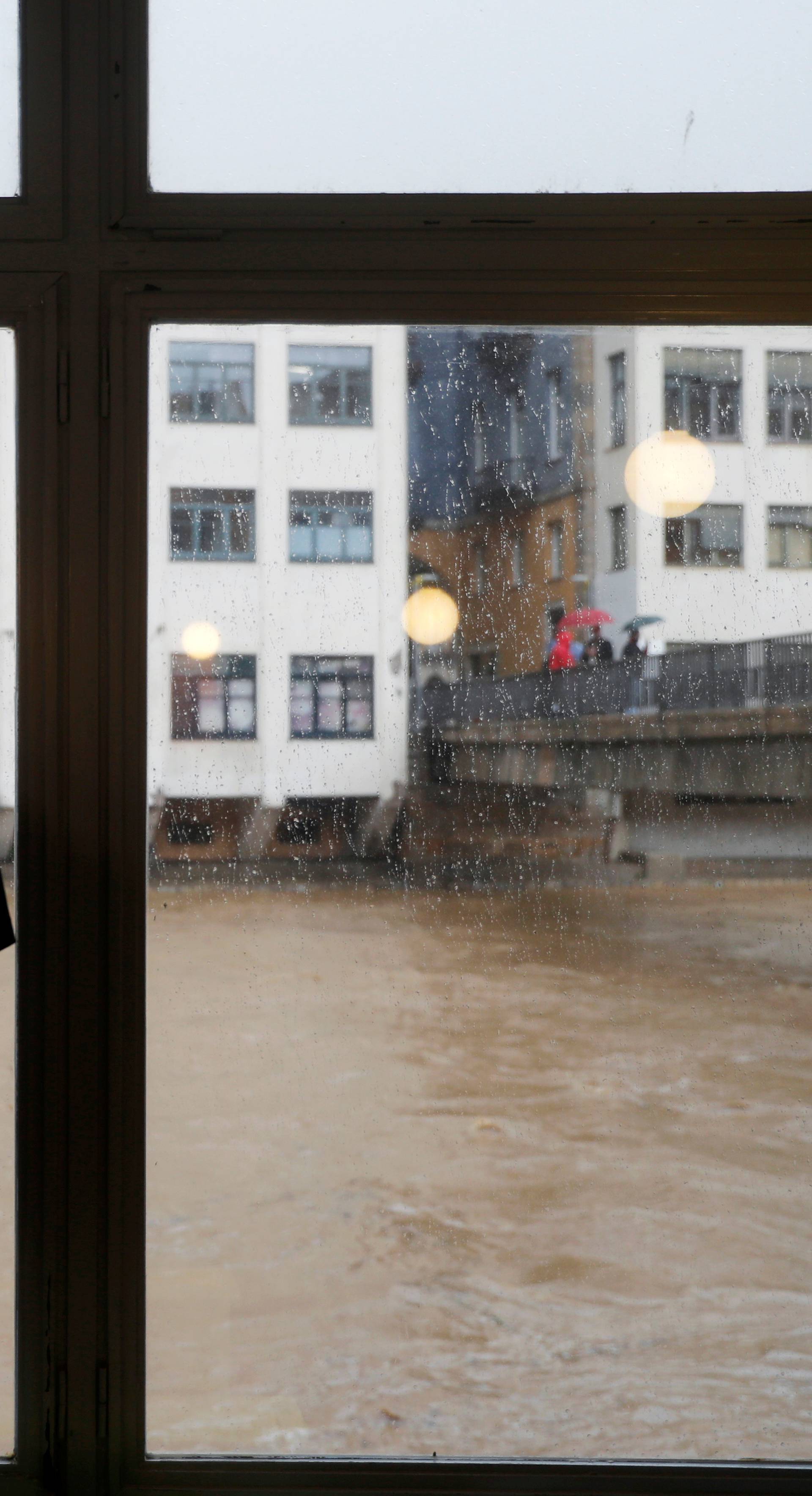 Valovi od 15 metara, pjena na ulicama, bujica odnijela ljude