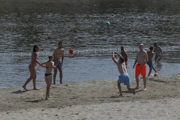 Osijek: Građani potražili osvježenje na Kopiki