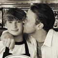 Jamie Oliver: Sin (13) ide mojim stopama, nikad nije prerano...