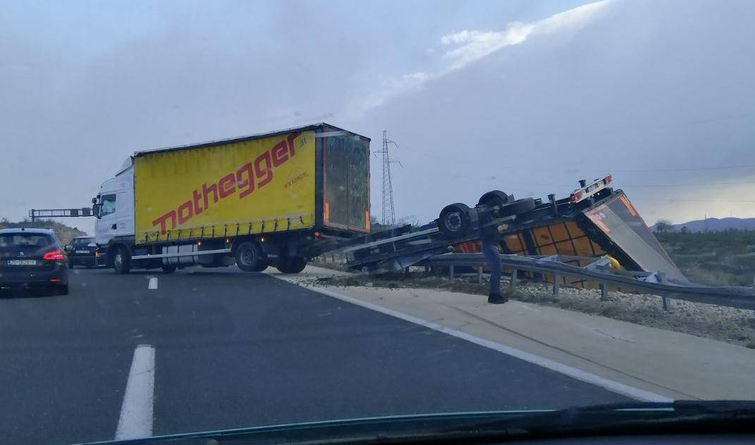 Na autocesti A1 kod Svetog Roka bura prevrnula prikolicu