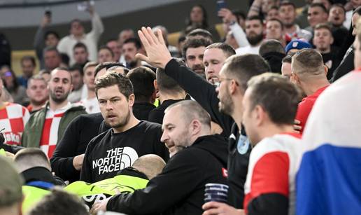 Kaos u Ljubljani! Hrvati bacali &ccaron;a&scaron;e u teren i prekinuli susret