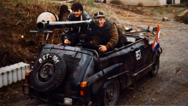 Kuzmica: Hrvatski branitelj iz Kuzmice preuredili su staru Zastavu 750 u bojno vozilo s topom