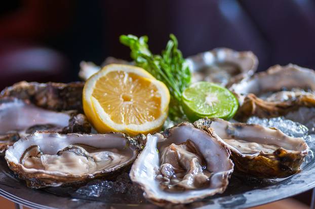 Fresh,Oyster,In,Dish,With,Lemon,And,Lime