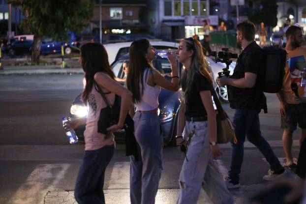 Novi Pazar: Građani i studenti održali su 17 minuta tišine ispred Gradske uprave, nakon toga su nastavili blokirati magistralni put