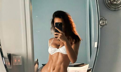 FOTO Irina Shayk gole je grudi skrila rukama, a pokazala je i kakve tangice ima na sebi