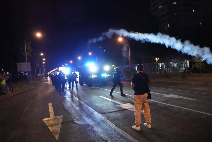 Policija i vojska suzavcima rastjerala okupljene prosvjednike u Novom Beogradu