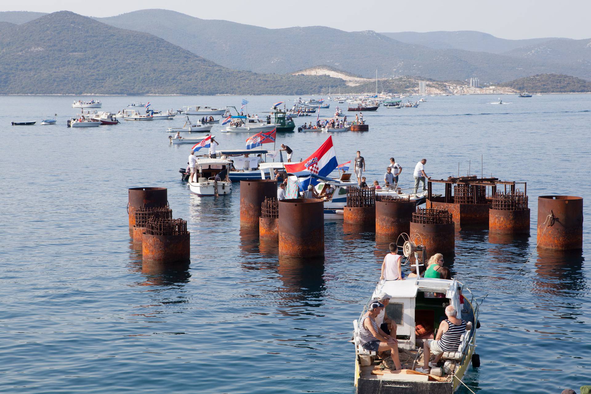 Komarna: Sa stotinama brodica la?ari postavili "živi" Pelješki most