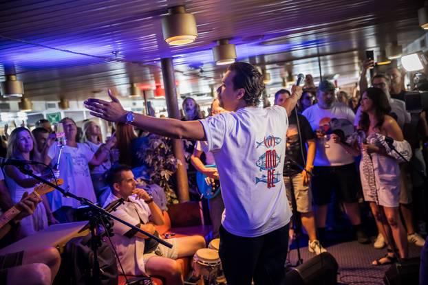 Split: Atmosfera na trajektu koji vozi na koncert Trag u beskraju