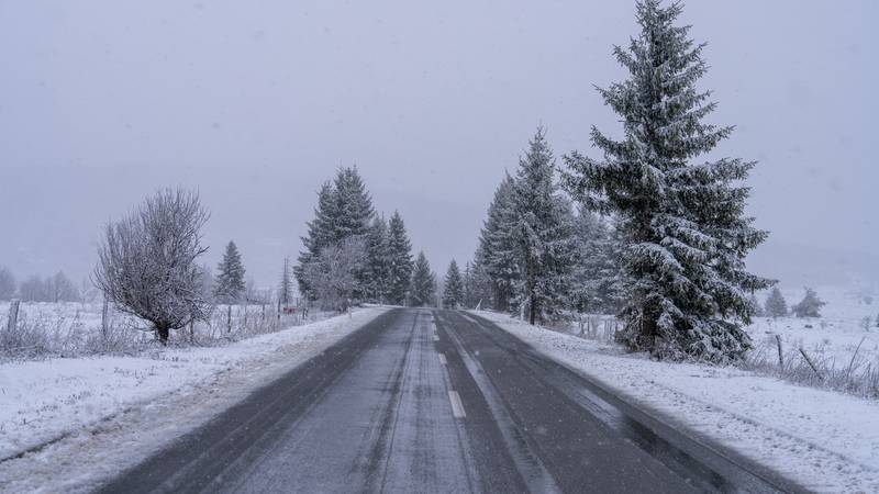 PAUZIRANO PROLJEĆE Snijeg na cestama, pogledajte ove scene!