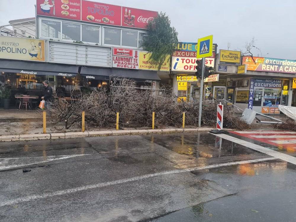 FOTO Olujno jugo u Splitu ruši sve pred sobom: Stablo palo na motore i štandove, srušen i stup