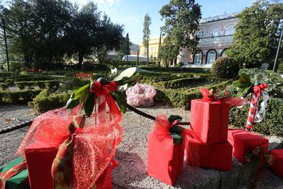 Uoči blagdana već su ukrašeni parkovi u Opatiji