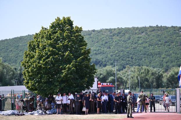 Knin: Prelet helikoptera i zrakoplova tijekom svečanog obilježavanja 31. obljetnice VRO Oluja