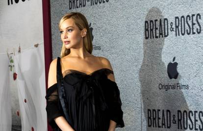 Trudna Jennifer Lawrence došla na crveni tepih: Privukla pažnju crnom haljinom i trbuhom...