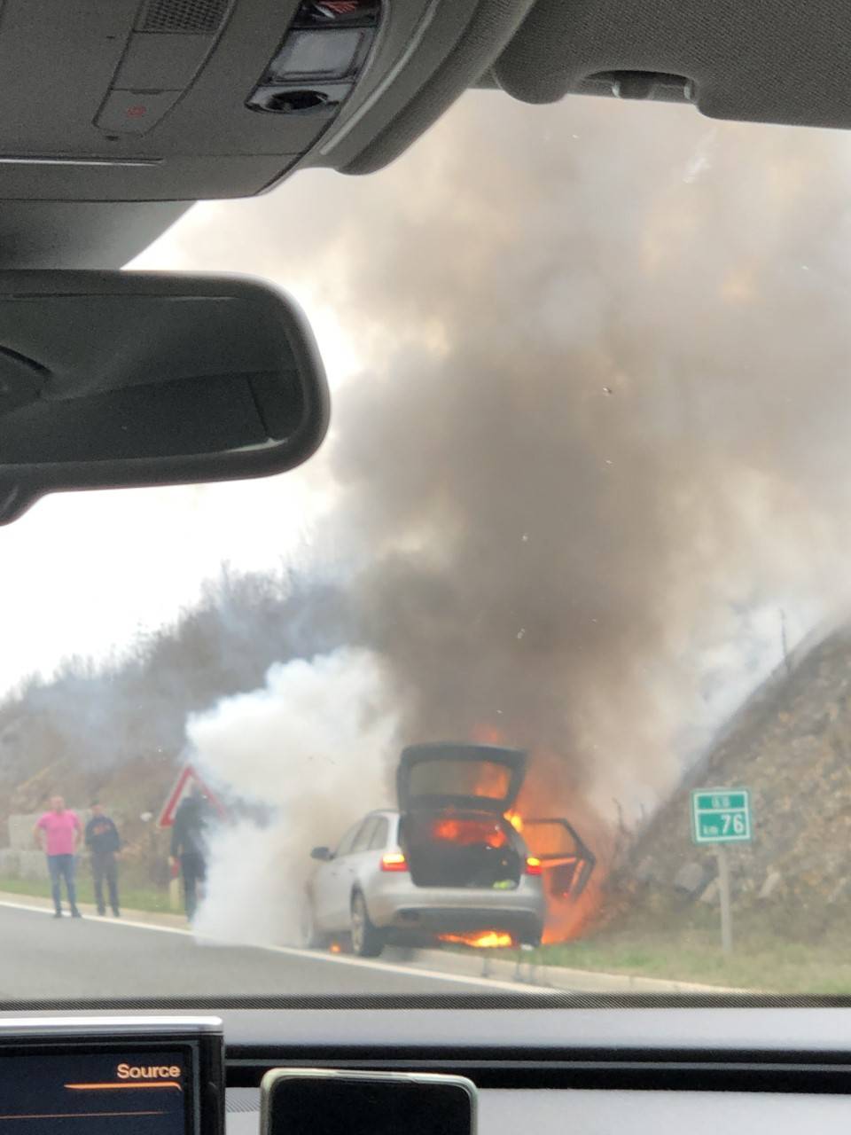 VIDEO Izgorio auto na ulasku u Pulu, vatrogasci ugasili požar