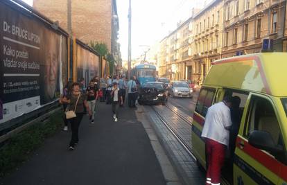 'Smrskao je cijeli prednji dio': Sudarili se tramvaj i auto u Ilici