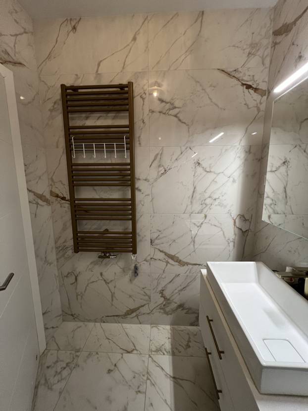 FOTO Naš poznati voditelj i žena mjesecima prodaju penthouse za skoro 400.000 eura! Zavirite