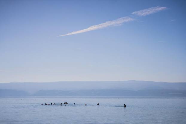 Omiš: Ljetni ugođaj na gradskoj plaži