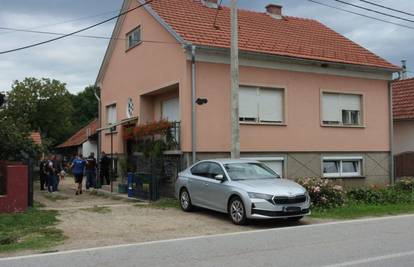 FOTO Akcija u Maloj Subotici: Istražuju ubojstvo na ribnjaku, inspektori kraj kuće, uzeli aute