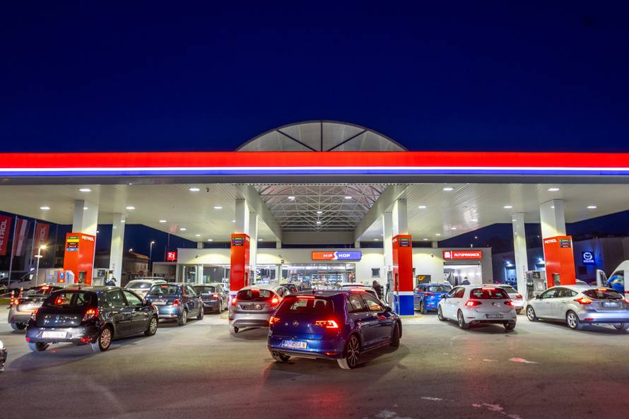 Pula: Automobili na benzinskim pumpama uoči sutrašnjeg poskupljenja benzina