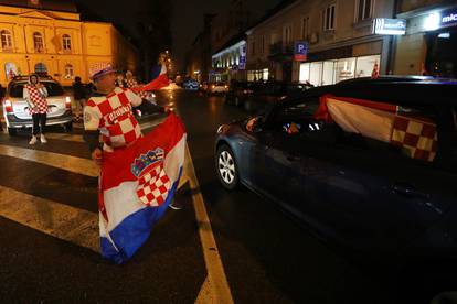 Slavlje navijača na ulicama Karlovca nakon pobjede Hrvatske nad Brazilom