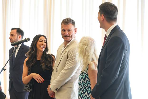 Zagreb: Predsjednik Zoran Milanović uručio je odlikovanje Stipi Miočiću