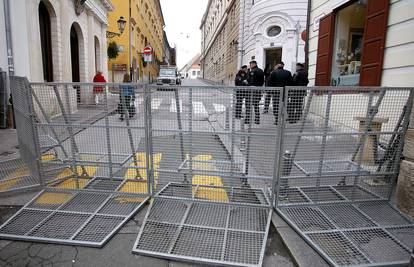 Policajci osiguravaju Markov trg, postavili metalne ograde 