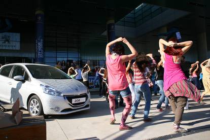 Flash mob u MSU za novi hit model Peugeota 208-ice