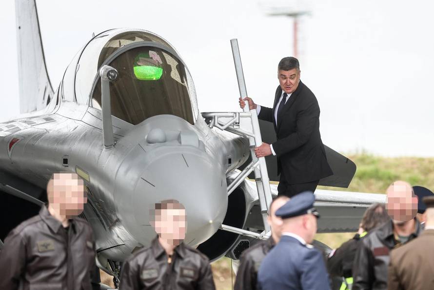 Zagreb: Predsjednik Zoran Milanović pregledao Rafale i popeo se na jednog