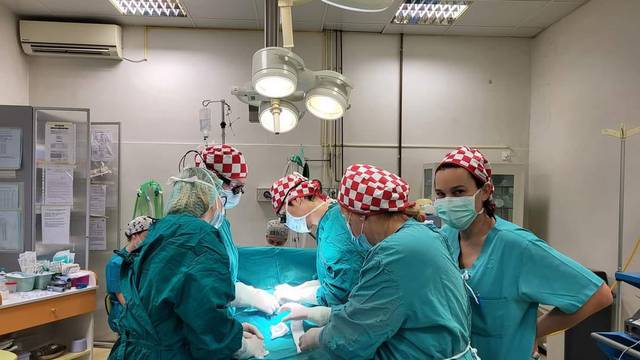 Ženski kirurški tim u KBC Rijeka operirao dijete u 'kockicama': 'To su sada naše sretne kapice!'