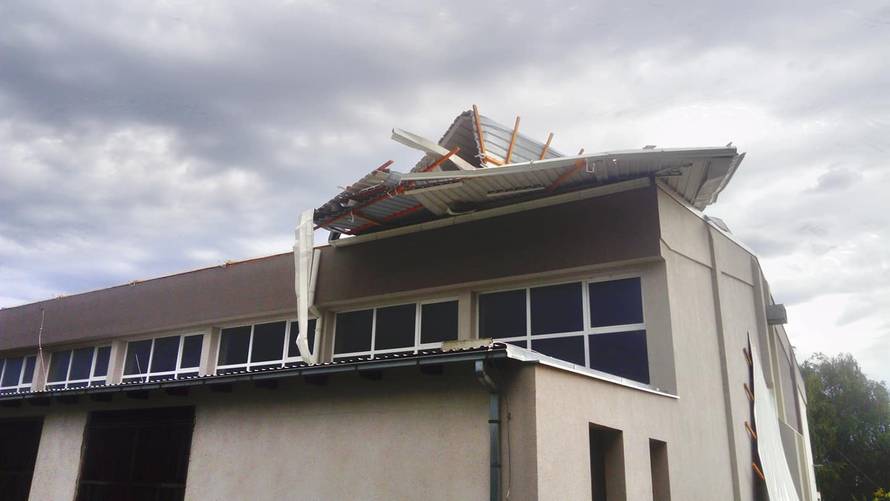 Jak vjetar ruši krovove: Palo je i krovište sa škole u Pitomači