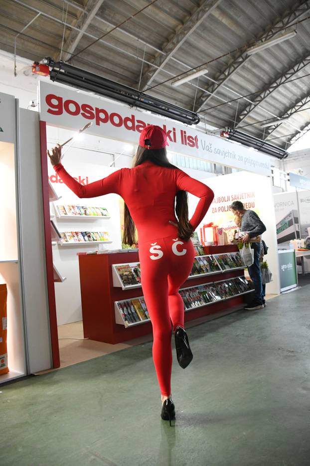Bjelovar: Hostesa Ivana s natpisom ŠČ na kombinezonu prava je atrakcija  proljetnog sajma u Gudovcu 
