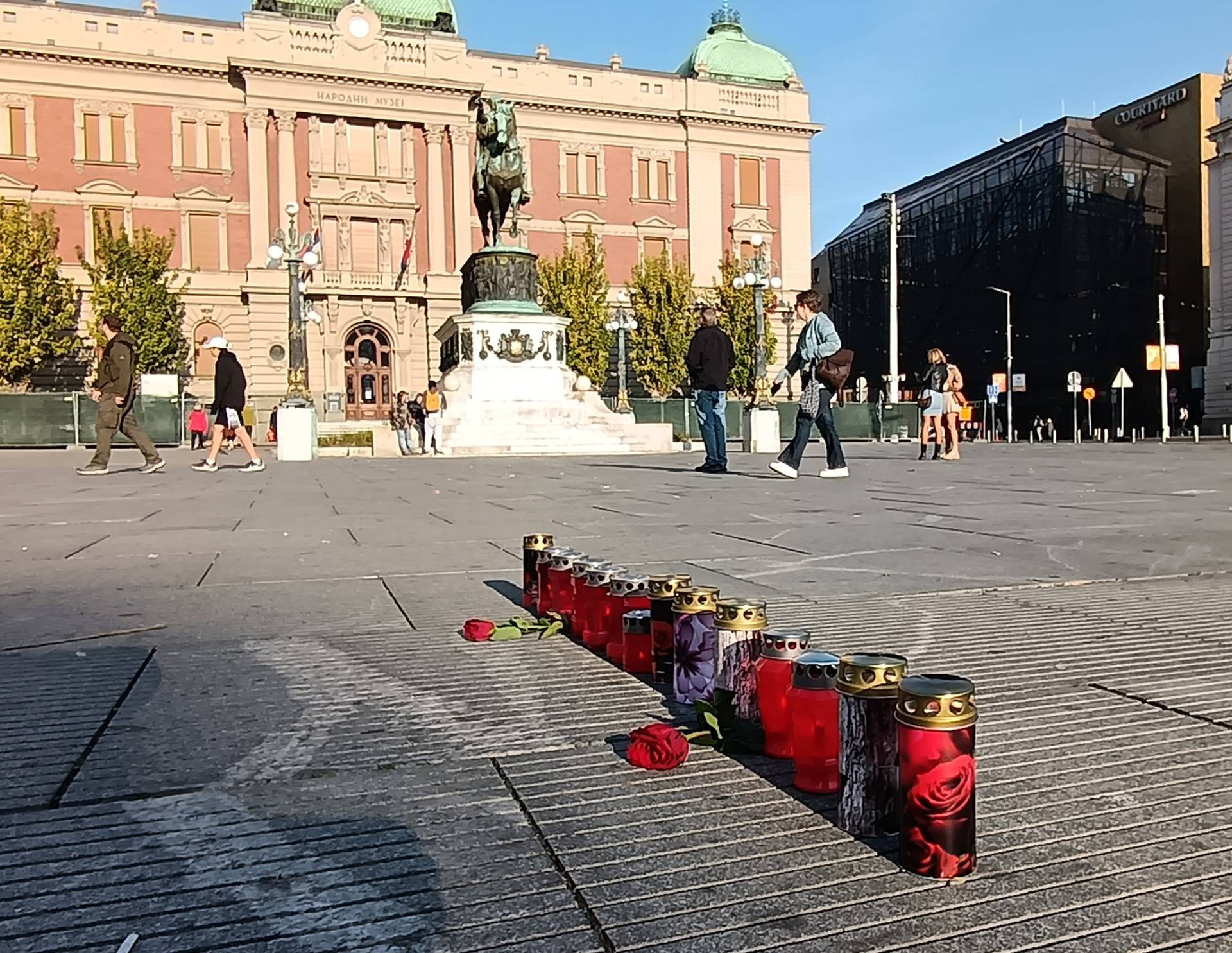 Beograd: 14 lampiona upaljeno je na Trgu Republike za 14 žrtava novosadske tragedije 