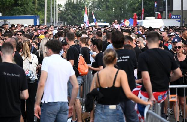 Zagreb: Stvaraju se ogromne gužve na samom ulazu na koncert Thompsoona